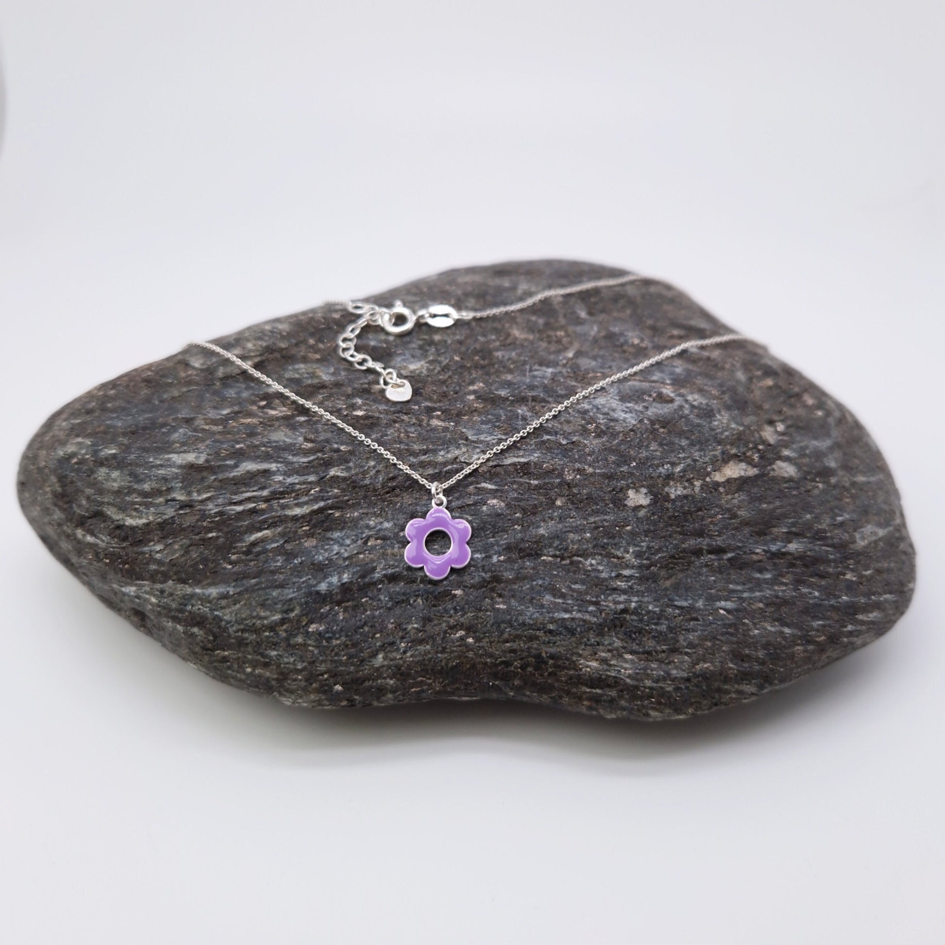 Halskette Emaille Blume 925 Silber, runde Blüte mit Loch, lila