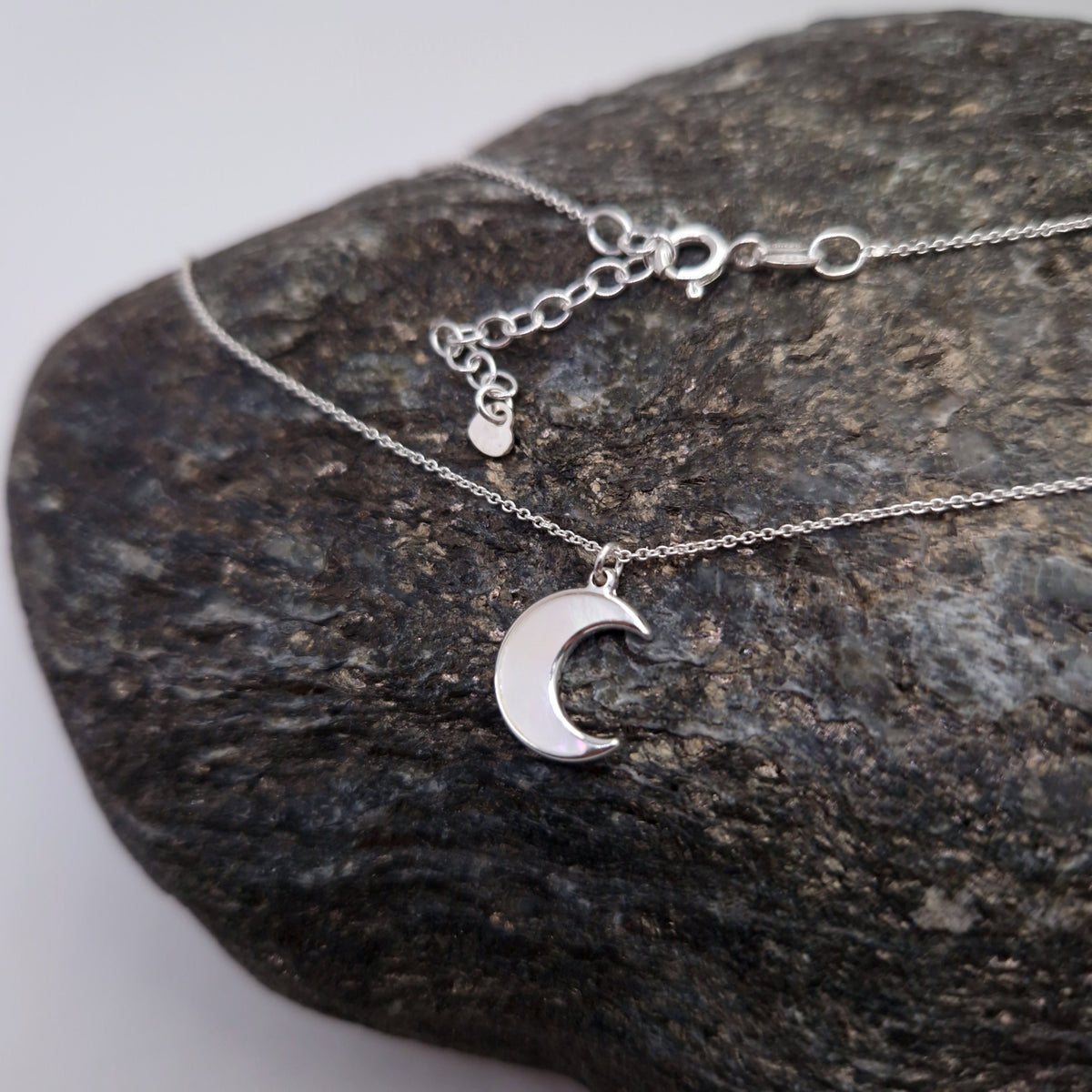 Halskette aus 925 Sterling Silber mit Halbmond-Anhänger aus Silber mit echter Perlmuttauflage