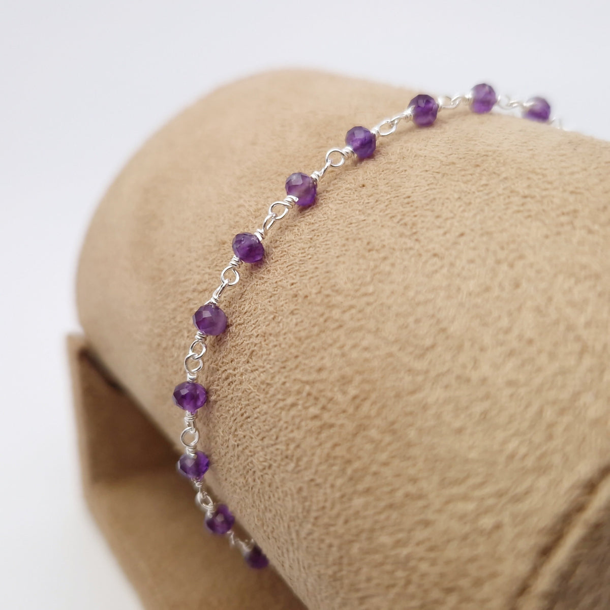 zartes Silber Armband mit lila facettierten Amethyst  Perlen aus Naturstein mit