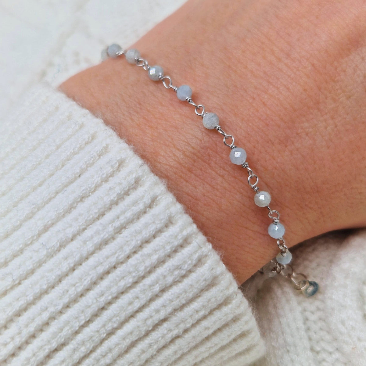 zartes Silber Armband mit grau blauen facettierten Aquamarin  Perlen aus Naturstein