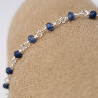 zartes Silber Armband mit dunkelblauen Jade Perlen aus Naturstein