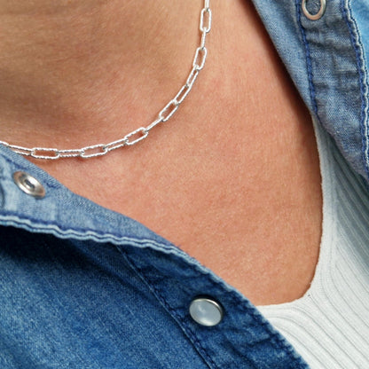 Paperclip Halskette mit strukturierten großen rechteckigen Kettengliedern aus massivem 925 Sterling Silber am Hals des Models in Nahaufnahme