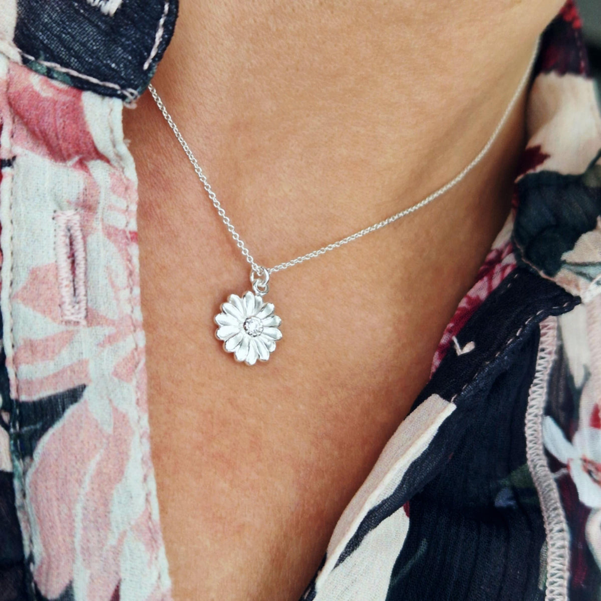 Halskette kleine Margerite 925 Silber Zirkonia Blumenanhänger