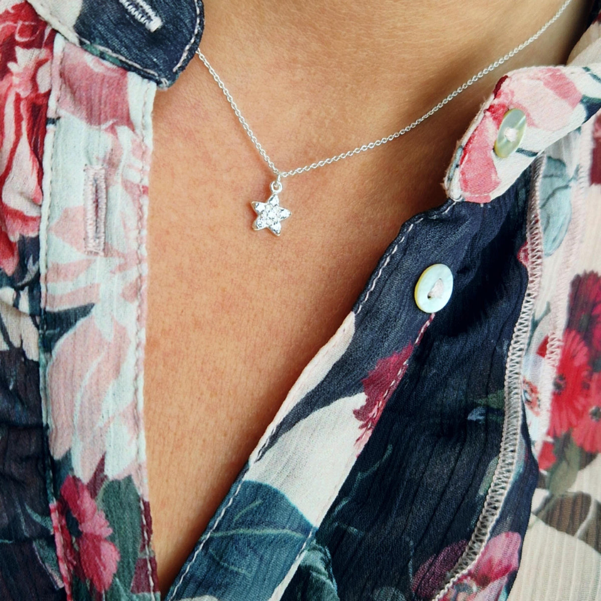 Halskette aus massivem 925 Sterling Silber mit Sternanhänger aus Silber und Zirkonia-Kristallen. Stern mit fünf Zacken und auf jeder Zacke und in der Mitte je ein Zirkonia Kristall