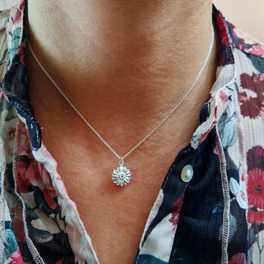 Halskette mit Anhänger kleine Margeritenblüte aus massivem 925 Sterling Silber. Die Blütenblätter sind plastisch ausgeformt rund um die Blütenmitte angeordnet.