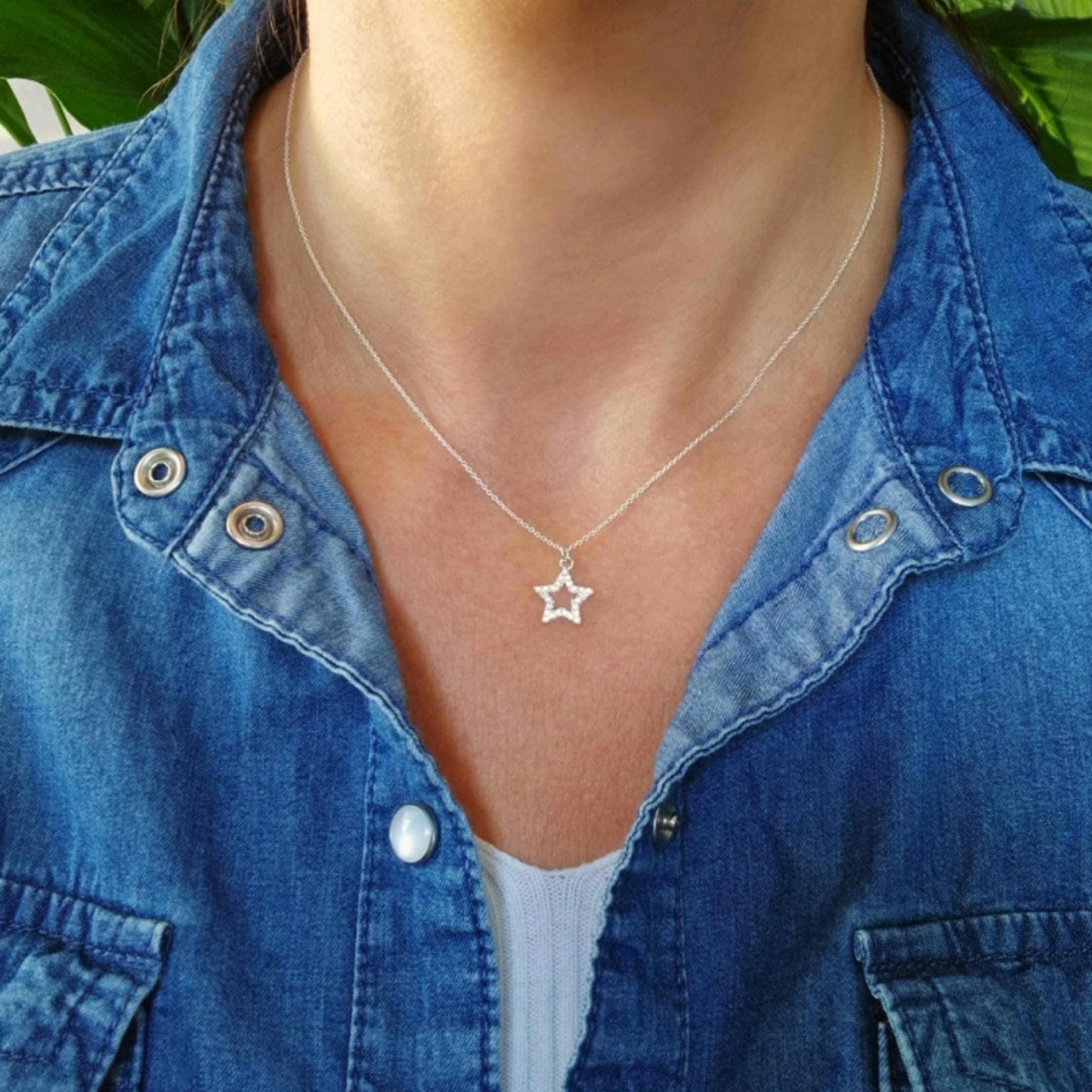 Halskette 925 Silber mit mittelgroßem Stern Anhänger mit Zirkonia Kristallen hohl am Hals des Models mit Jeansbluse und weißem Top