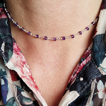 zarte  925 Silber Halskette
mit lila facettierten Amethyst Perlen aus Naturstein am Hals des Models in frontaler Nahaufnahme mit floraler Bluse