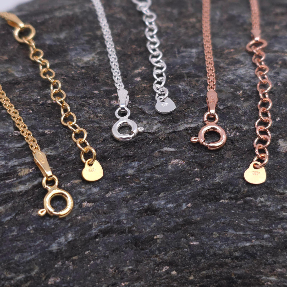 Armband Bismarck flach in 18K Gold, Roségold oder Silber, gewebte Glieder, Mesh, zart 2 mm breit mit Verlängerungskettchen und kleinem Herz Anhänger