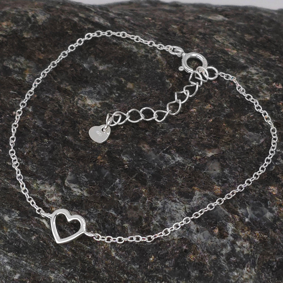 Zartes feines Silberarmband mit filigranem hohlem Herz und Verlängerungskette mit Herzanhänger
