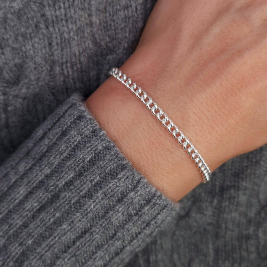 Breites massives Silberarmband mit großen Kettengliedern am Handgelenk des Models in Nahaufnahme