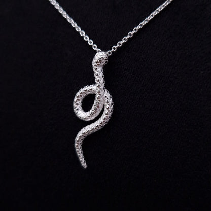 Halskette aus 925 Sterling Silber mit Schlangenhänger gewundene Schlange in Nahaufnahme frontal.