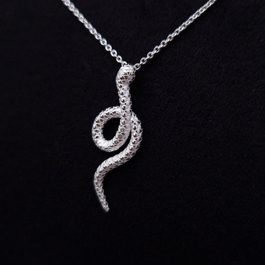 Halskette aus 925 Sterling Silber mit Schlangenhänger gewundene Schlange in Nahaufnahme frontal.